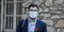 Ο εκπρόσωπος Τύπου του ΣΥΡΙΖΑ, Νάσος Ηλιόπουλος, με μάσκα και γαρίφαλο στο πέτο