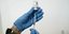 Νοσκόμα με γάντια παίρνει τη δόση του εμβολίου ενάντια στον κορωνοϊό