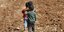 παιδάκια από τη Συρία περπατούν