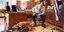 Ο πρωθυπουργός Κυριάκος Μητσοτάκης στο γραφείο του με τον σκύλο Πίνατς