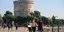 πολίτες περπατούν στην παραλία στη Θεσσαλονίκη Λευκός Πύργος