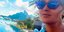 Η Σάλμα Χάγιεκ με μπλε πουκάμισο και γυαλιά ηλίου