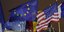Οι σημαίες της ΕΕ και των ΗΠΑ δίπλα δίπλα
