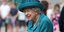 Η Βασίλισσα Ελισάβετ Β' με πετρόλ παλτό και καπέλο