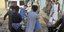 Μεταφορά τραυματιών μετά την έκρηξη σε τέμενος στην Κουντούζ του Αφγανιστάν