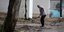 κακοκαιρία στη Θεσσαλονίκη άνδρας καθαρίζει νερά