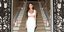 Η διάσημη ηθοποιός Ντέμι Μουρ μπροστά σε σκάλες με λευκό φόρεμα 