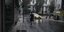 Κακοκαιρία, βροχή στην Αθήνα, άνδρας τρέχει στον δρόμο