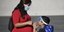 Παιδί με την έγκυο μητέρα του φορούν μάσκες, Καλιφόρνια ΗΠΑ