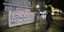 Πανό διαμαρτυρίας για τον θάνατο του 18χρονου Ρομά στο Πέραμα, αναρτήθηκε στη Θεσσαλονίκη