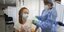 Γυναίκα κάνει το εμβόλιο ενάντια στον κορωνοϊό στη Ρουμανία