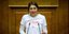 Η βουλευτής του ΜέΡΑ25 Μαρία Απατζίδη, φορώντας την επίμαχη μπλούζα, στο βήμα της Βουλής