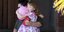 Η 4χρονη Κλίο Σμιθ στην αγκαλιά της μητέρας της 