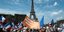 Διαδηλωτές κατά των μέτρων έναντι του κορωνοϊού με φόντο τον πύργο του Άιφελ