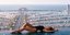 Γυναίκα με μαγιό σε πισίνα υπερχείλισης στο Ντουμπάι