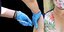 Γυναίκα κάνει το εμβόλιο ενάντια στον κορωνοϊό