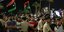 Συγκεντρωμένο πλήθος με σημαίες στην Τρίπολη της Λιβύης