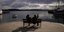 παρέα κάθεται παγκάκι θάλασσα Νορβηγία