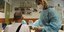 άνδρας κάνει το εμβόλιο κατά του κορωνοϊού στην Ιταλία