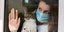 γυναίκα με μάσκα σε καραντίνα λόγω κορωνοϊού