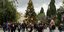 χριστουγεννιάτικο δέντρο πλατεία Συντάγματος πολίτες περπατούν