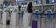 κοπέλα με βαλίτσα στο αεροδρόμιο Ελευθέριος Βενιζέλος