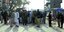 Η αστυνομία προσπαθεί να ελέγξει το εξαγριωμένο πλήθος στο Πακιστάν