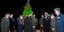 Ο υπουργός με τα στελέχη των Ενόπλων Δυνάμεων στο άναμμα του χριστουγεννιάτικου δένδρου