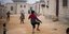 Προσφυγόπουλα από τη Συρία παίζουν μπάλα σε δομή στα σύνορα με Τουρκία