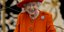 H βασίλισσα Ελισάβετ με πορτοκαλί παλτό και καπέλο