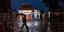 Γυναίκα περπατά με ομπρέλα εν μέσω βροχής στη Θεσσαλονίκη