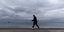 άνδρας με μάσκα περπατά σε παραλία στη Θεσσαλονίκη