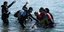 Διασώστες δίνουν μάχη για να σωθεί το φαλαινοειδές στον Άλιμο -