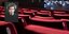 κόκκινες καρέκλες σε θέατρο