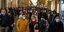 Ιταλοί πολίτες και τουρίστες περπατούν σε δρόμο της Ρώμης