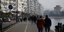 πολίτες περπατούν στη θεσσαλονίκη