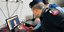 Aστυνομικός περιεργάζεται την ακτινογραφία της εγκύου με το καρφί στο κεφάλι