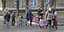 Παιδιά με τους γονείς τους στην ανατολική Ουκρανία