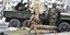 Ουκρανός στρατιώτης πλησιάζει το όχημα που έκλεψαν Ρώσοι σαμποτέρ, οι οποίοι έπεσαν νεκροί από πυρά
