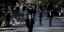 Κόσμος περπατά στη Διονυσίου Αρεοπαγίτου, στην Αθήνα