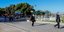 Κόσμος περπατά στο κέντρο της Αθήνας εν μέσω κορωνοϊού