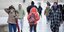 κόσμος με μάσκες προστασίας κατά του κορωνοϊού περπατά στην Πλατεία Συντάγματος