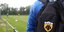 Παίκτης της ΑΕΚ σε γήπεδο κουβαλά τσάντα με το σήμα της ομάδας