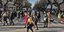 πολίτες περπατούν σε κεντρικό δρόμο στη Θεσσαλονίκη