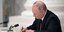  Ο Βλαντιμίρ Πούτιν υπογράφει το κείμενο αναγνώρισης του Ντονέτσκ και του Λουγκάνσκ ως ανεξάρτητες περιοχές