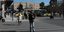 κόσμος περπατάει σε κεντρικό δρόμο της Αθήνας