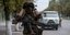 Στρατιώτης με όπλο στους ώμους στην περιοχή του Ντονμπάς