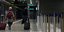 Κόσμος με βαλίτσες στο αεροδρόμιο