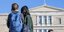 ένα ζευγάρι κοιτάζει το κτίριο της βουλής