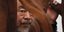 Ai Weiwei πίσω από ξύλα 